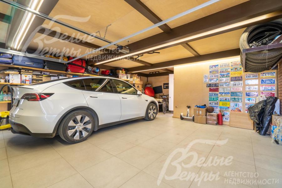 Гараж в доме с системой хранения