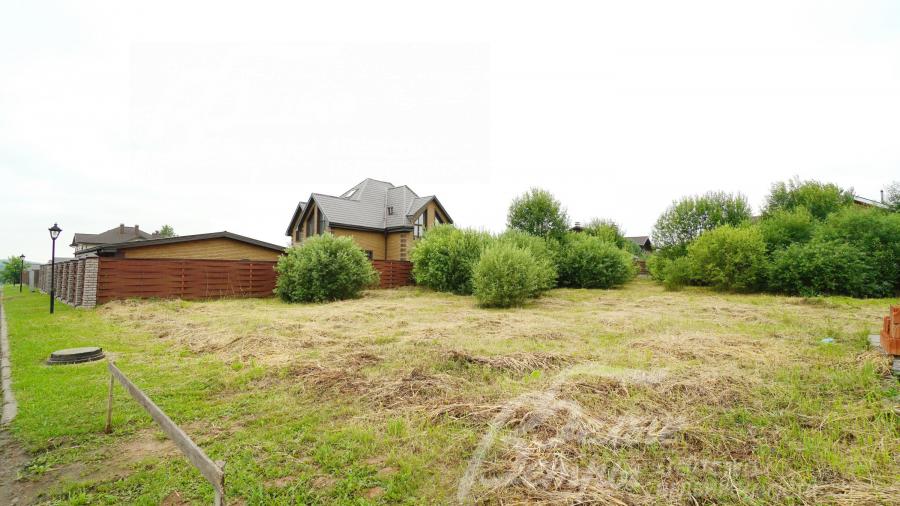 Участок на берегу озера