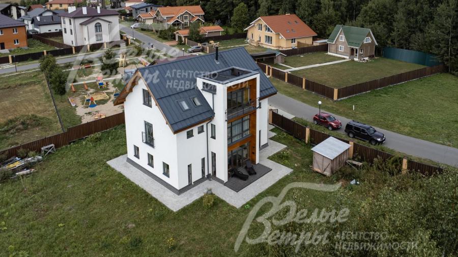 Коттедж с мебелью на участке площадью 12 соток в охраняемом коттеджном поселке Стольный