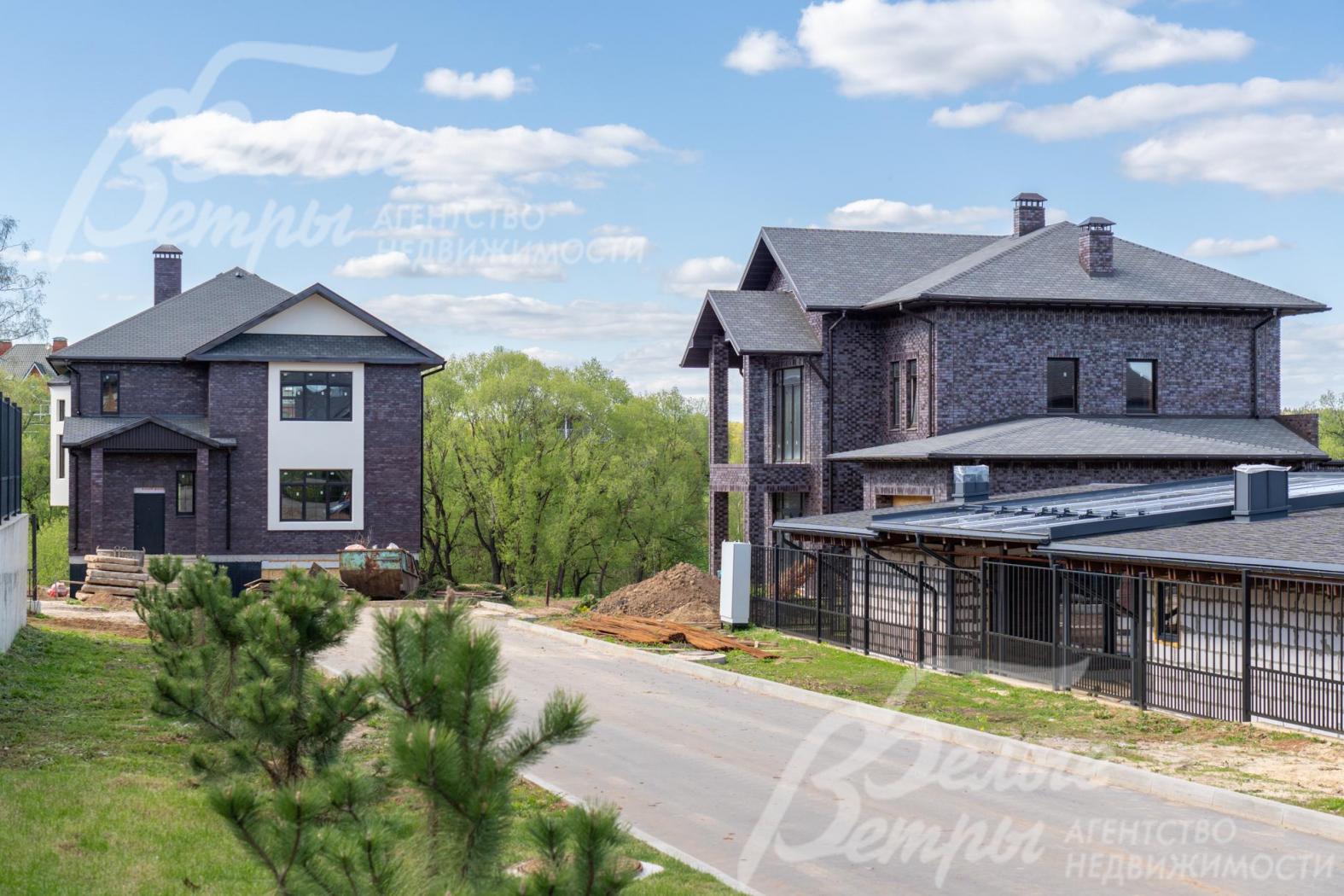 Участок с домом находится на тихой тупиковой улице и граничит с рекой