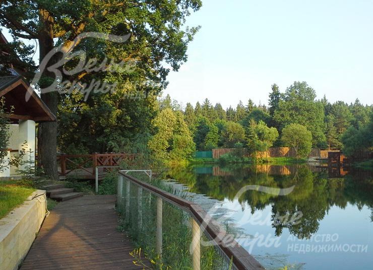 Вид на большое проточное на озеро с террасы на берегу