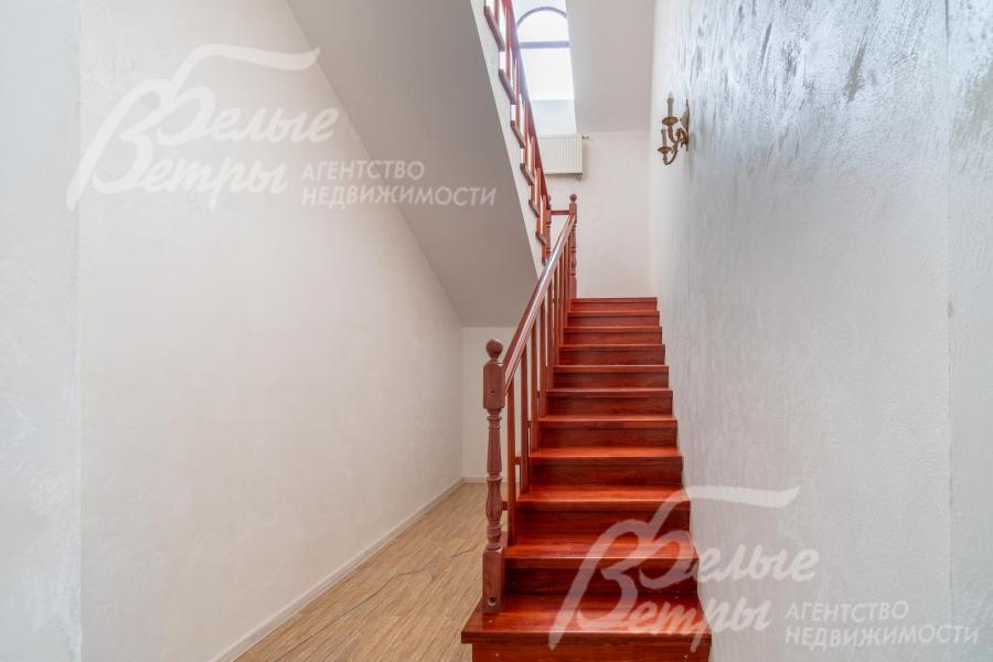 Лестница ведёт на функциональный мансардный этаж, на стенах - венецианская штукатурка