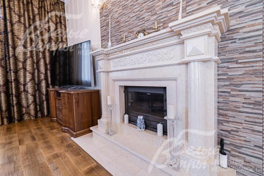 Камин облицован мрамором в классическом стиле