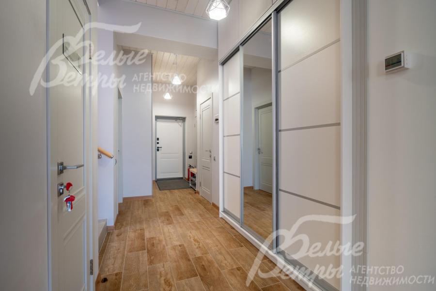 В холле находится вместительный платяной встроенный шкаф с большим зеркалом