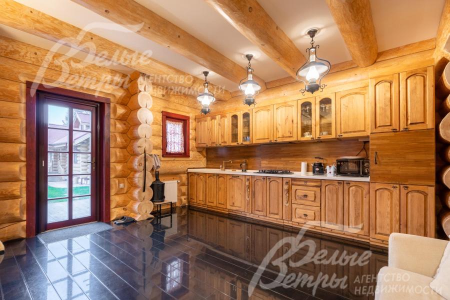 Интерьер в стиле старинной русской избы дополнен люстрами LUSTRARTE