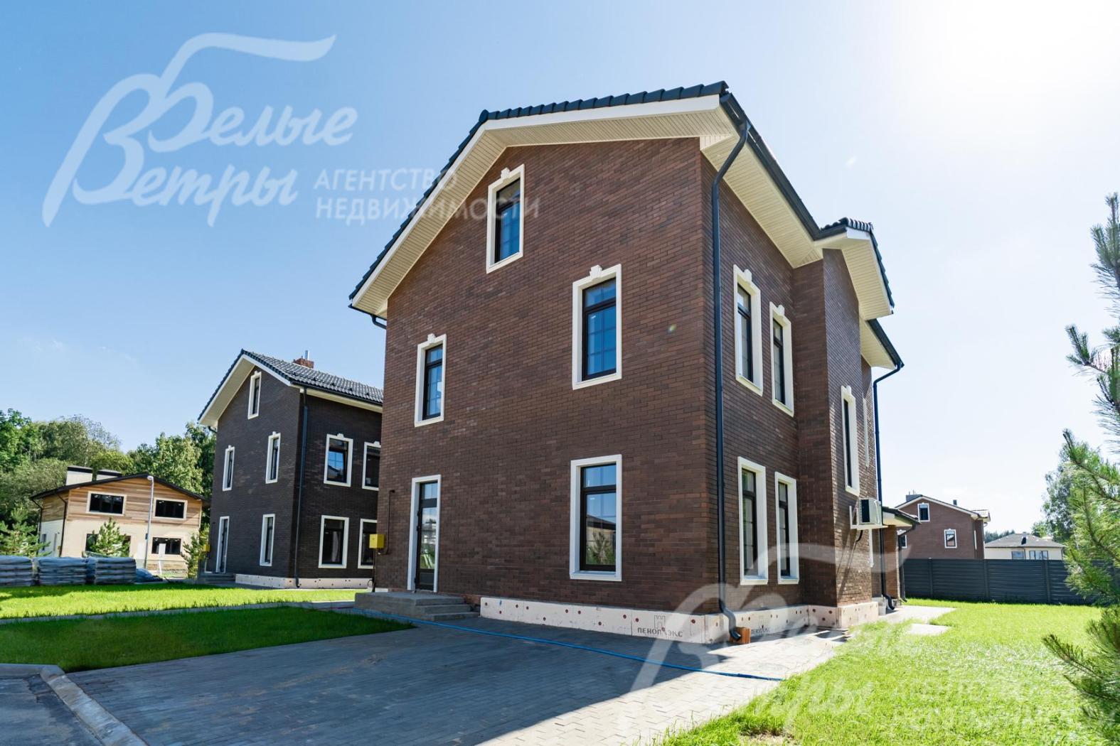 На ровном участке высажен газон, формирующий основу ландшафтного дизайна