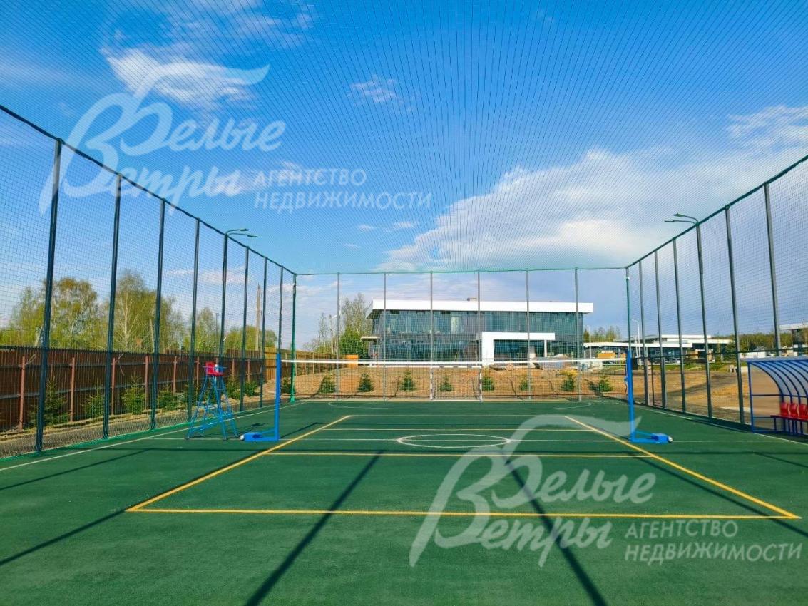 на территории поселка открыта спортивная площадка