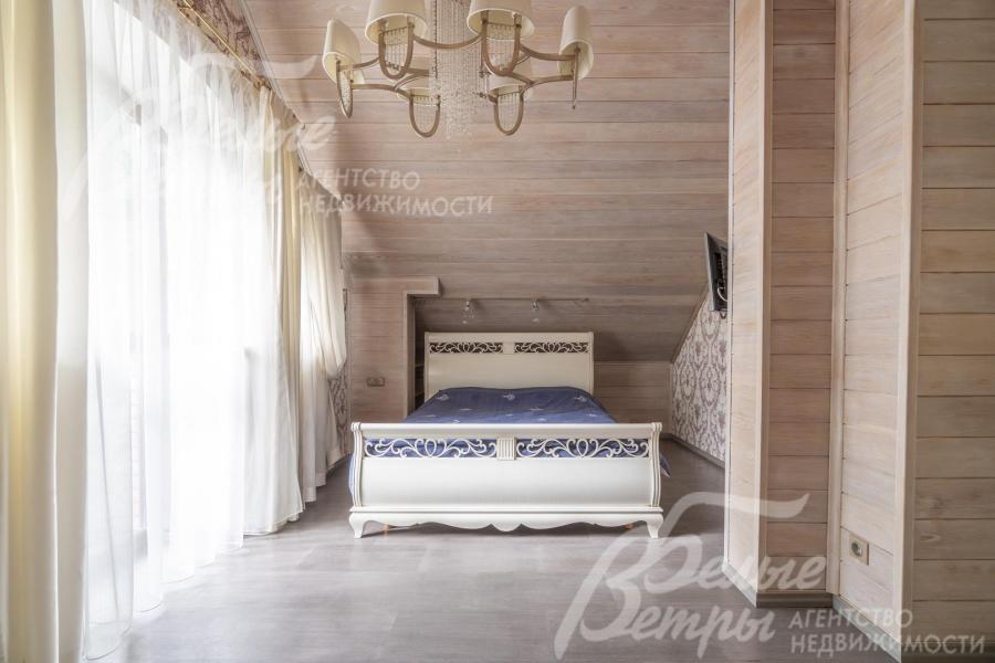 Интерьер спальни в гостевом доме выполнен в эко-стиле