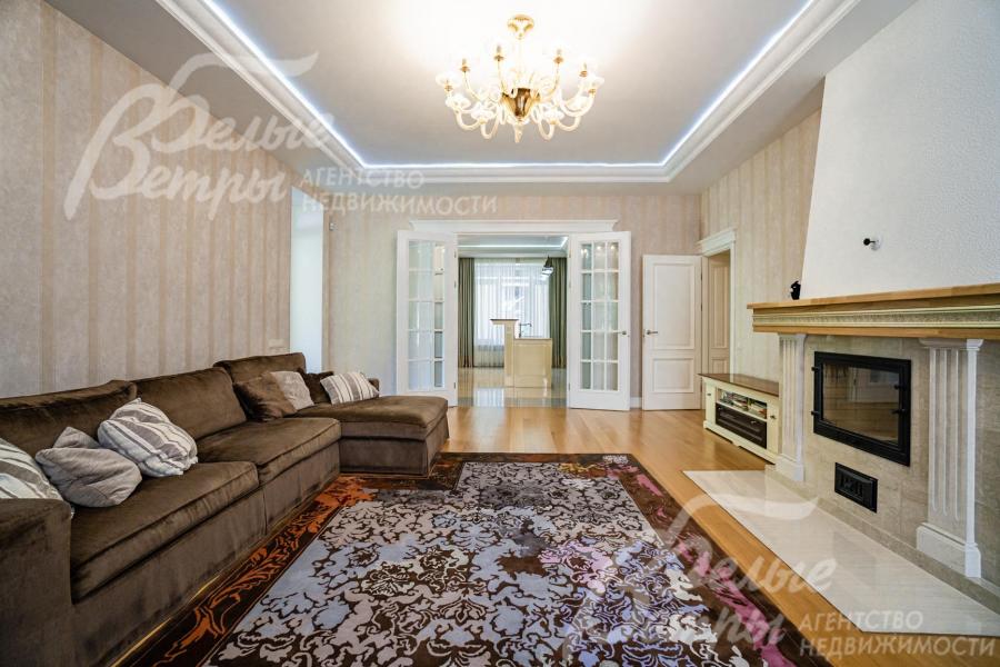 Гостиную и Кухню разделяет двустворчатая дверь