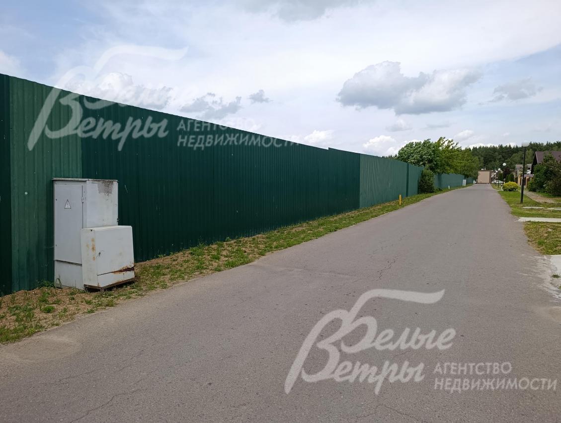 К участку ведёт просторная асфальтированная освещенная дорога.