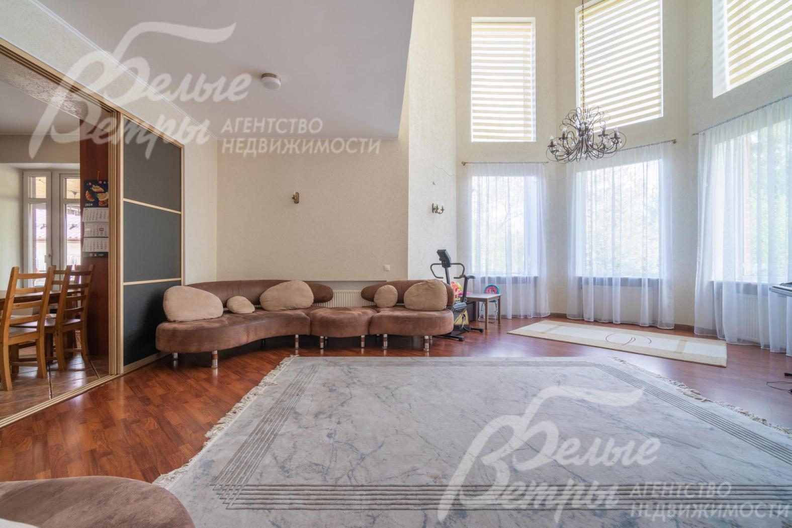 В доме - двухсветная гостиная в светлых тонах