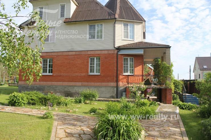 Дом 700 кв.м из кирпича, облицованный сайдингом.