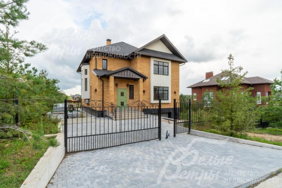 Парковка у дома вымощена плитной на бетонном основании, в 3-х сторон участок огорожен кованым забором