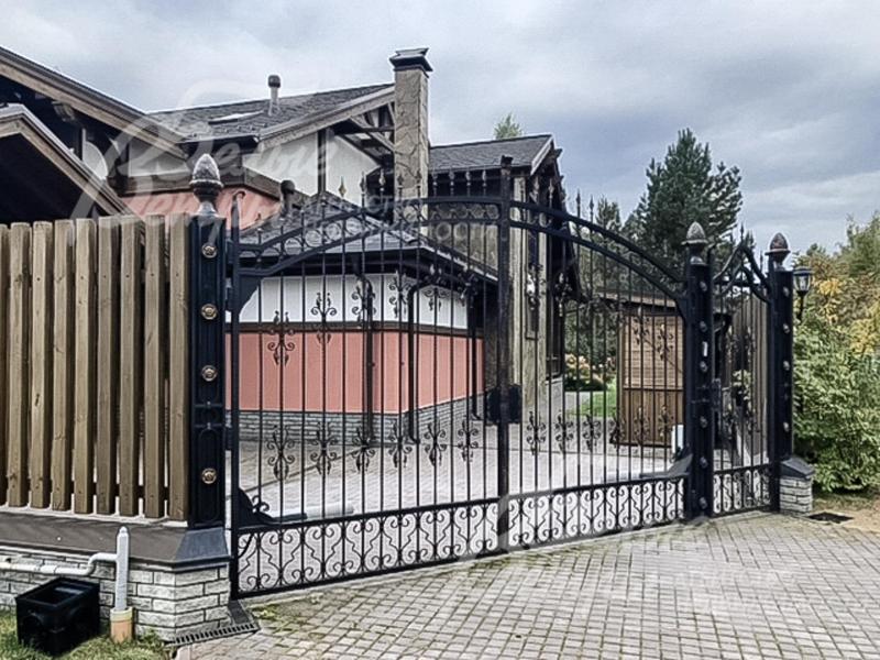 Кованые автоматические ворота 
