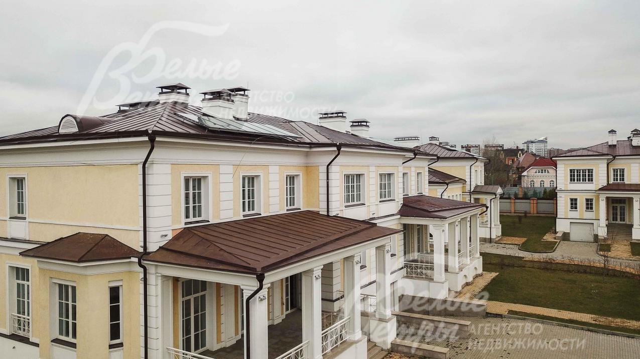 Солнечные батареи (гелионакопители) на крышах домов