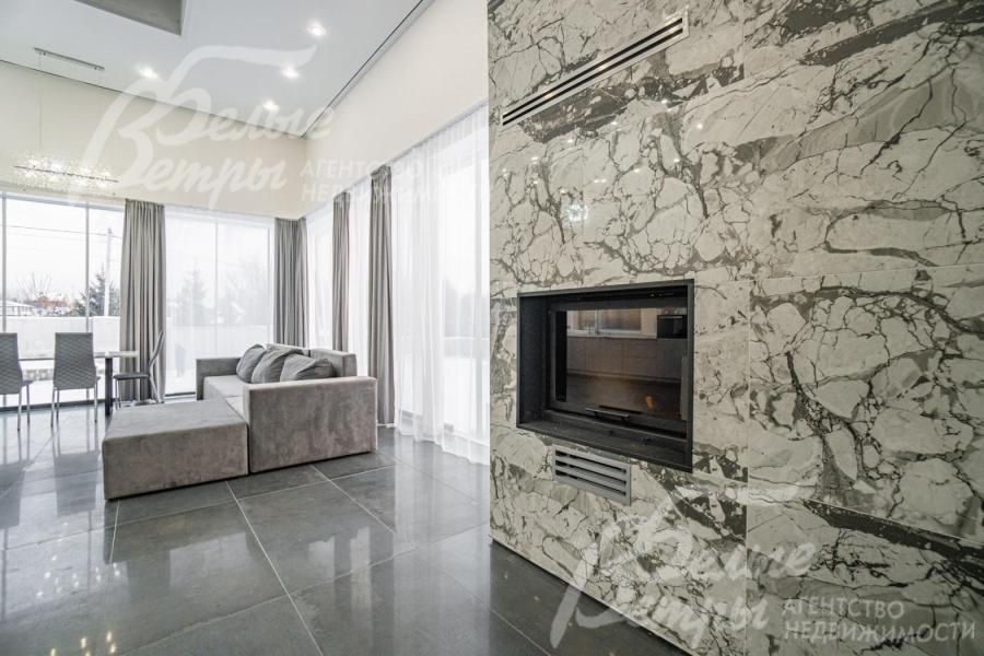 Дровяной камин, отделанный керамогранитом большого формата.