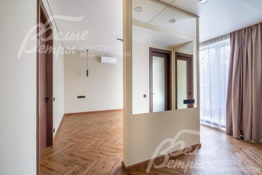 Фальшстена в мастер-спальне: с одной стороны можно установить телевизор, с другой - туалетный столик