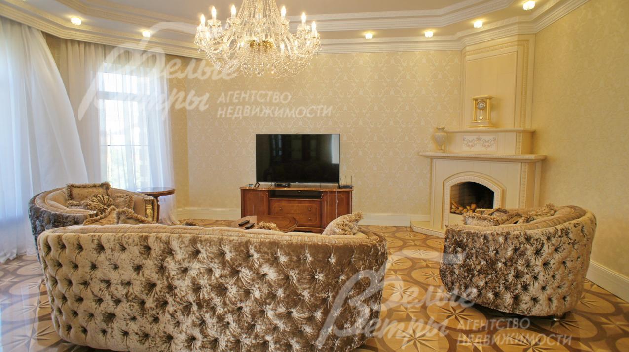 Гостиная с камином 39 кв.м