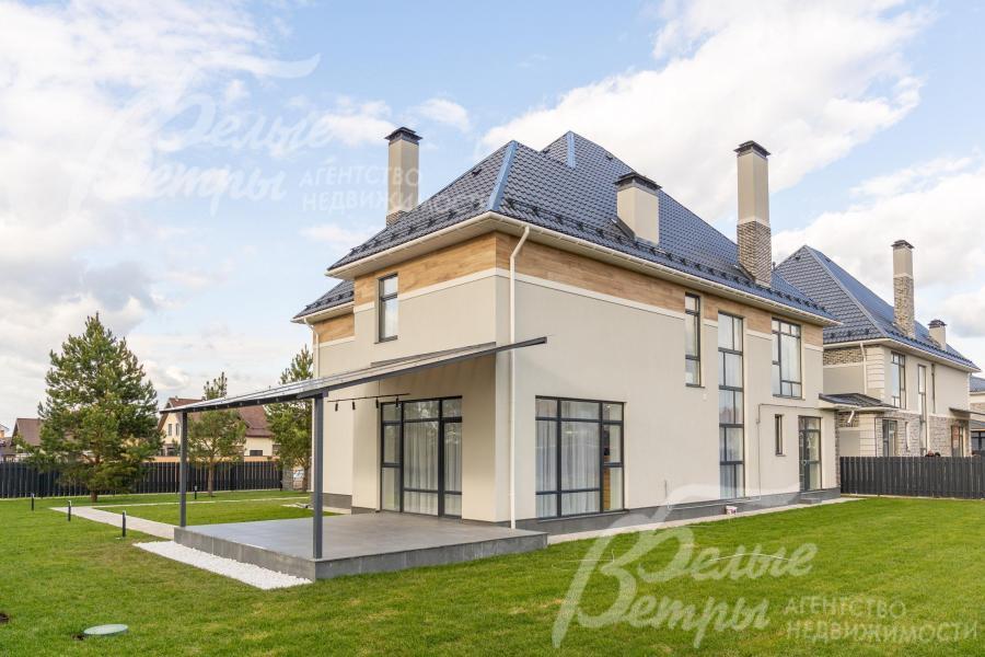 Облицовка стен: цоколь - керамогранит, элементы фасада - плитка под кирпич от White Hills, долговечная колерованная штукатурка с силиконом