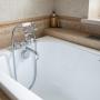 В санузлах — сантехника брендов Roca, Ideal Standard, SSWW, Blanco, Zorg и Ravak