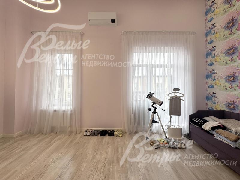 Спальня на втором с большими окнами наполнена светом. В зоне дивана - акцентная стена с обоями