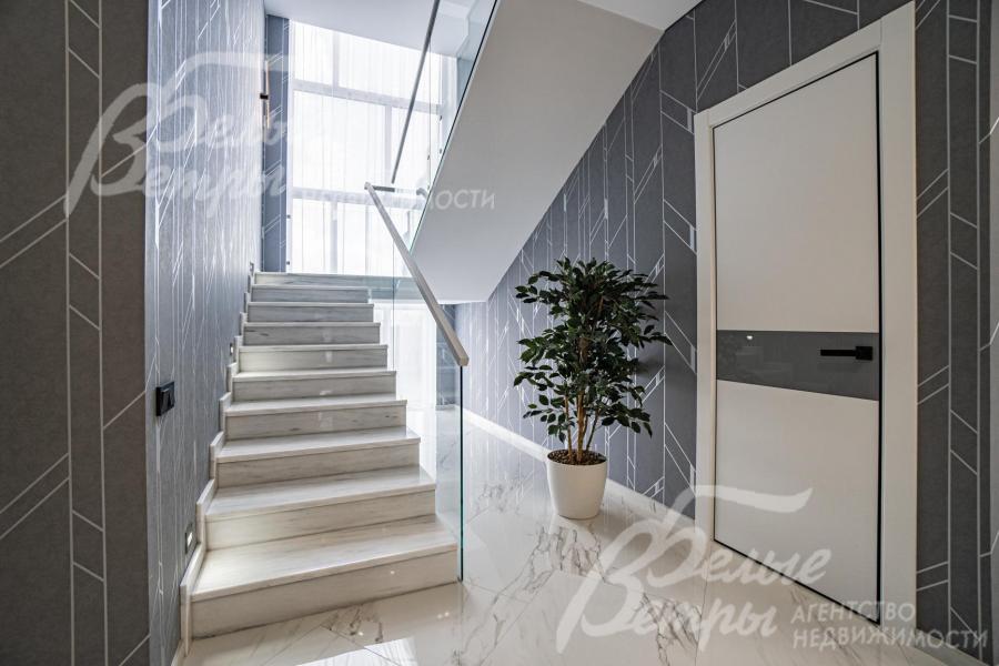 Межкомнатные эмалированные двери со вставкой серой из стекла и с чёрной фурнитурой