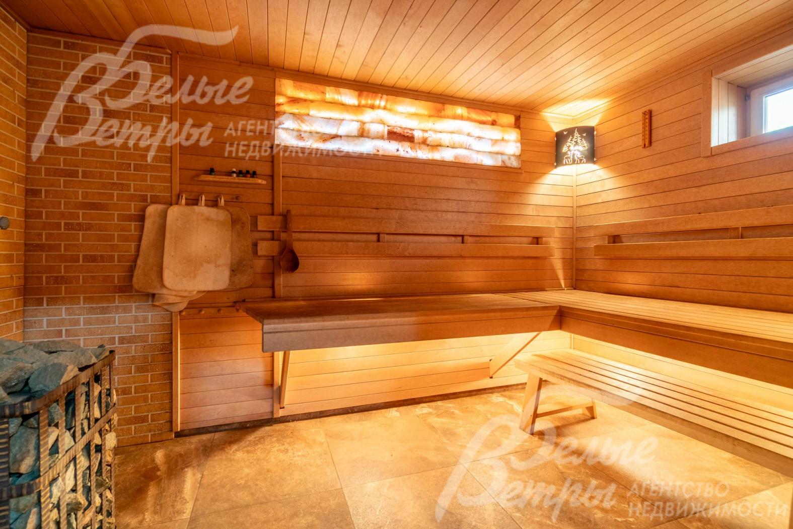 Парная с гималайской стеной