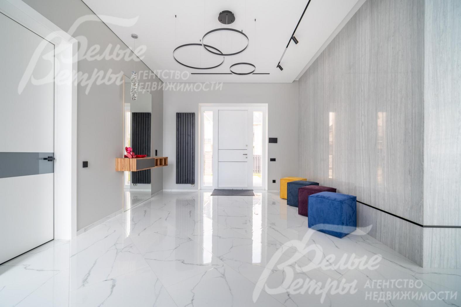 Просторный холл шириной 4 м, справа - стена из мраморного слэба (Monte Blanco, Италия)