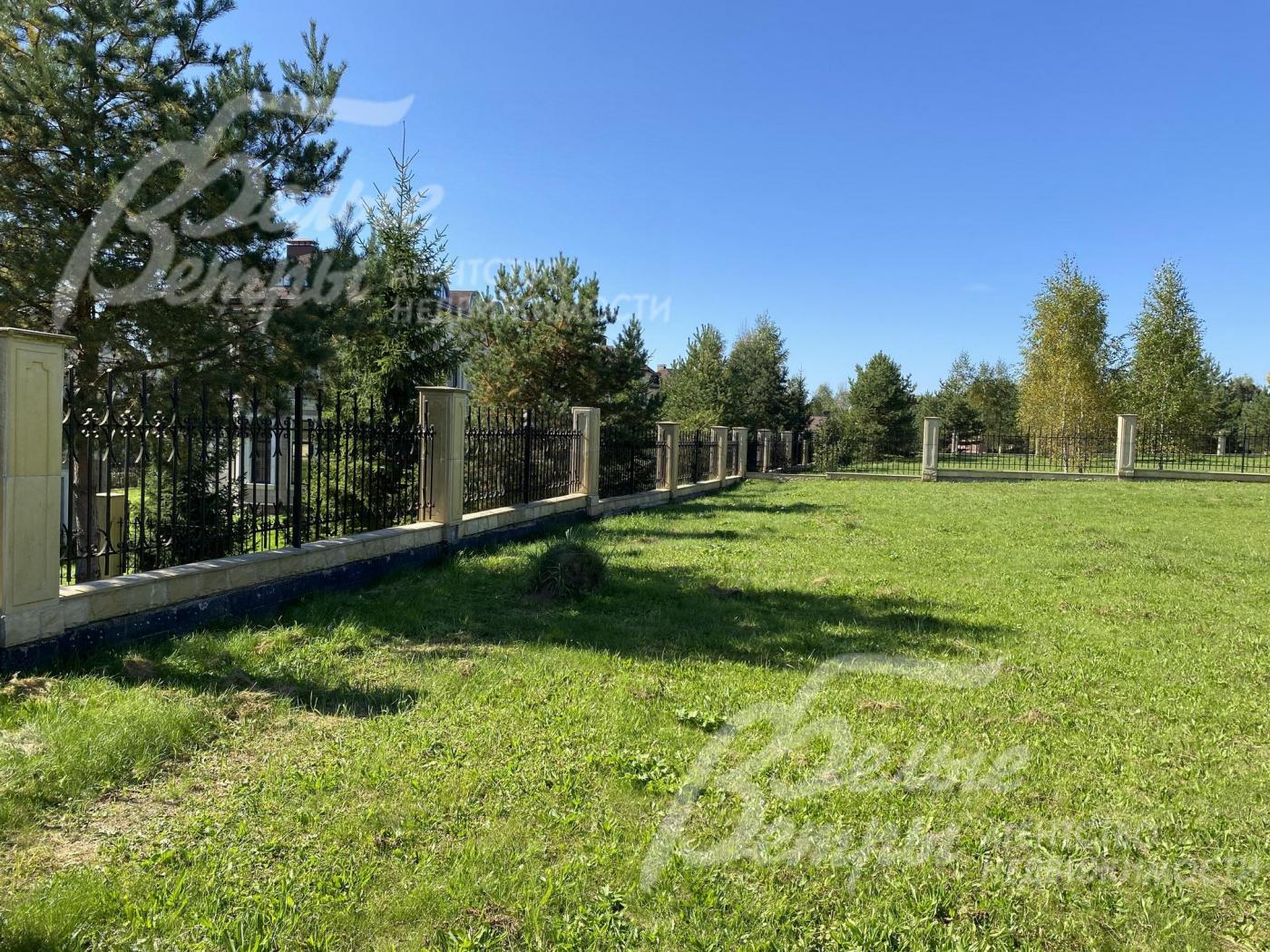 Кованый забор по периметру участка