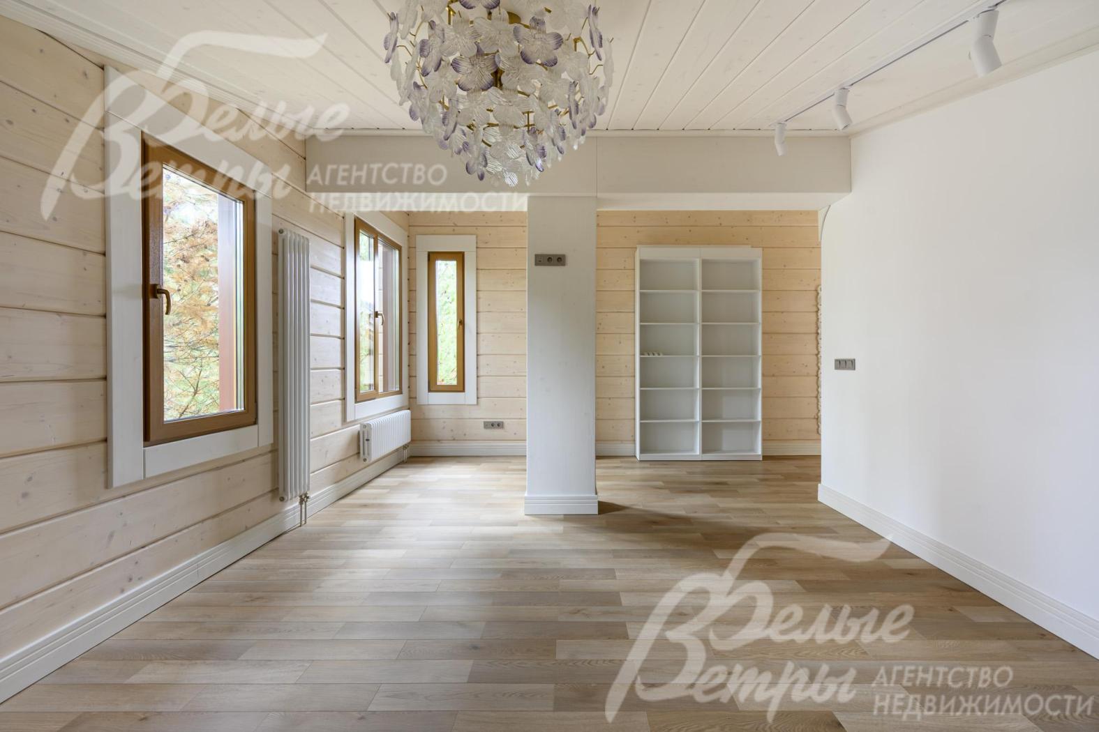 В доме установлены окна Rehau, двухкамерные, с ламинацией с двух сторон