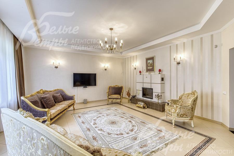 Гостиная в светлых тонах с дорогостоящей диванной группой в классическом стиле