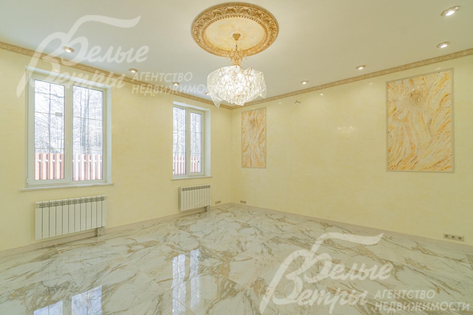 В комнатах установлены светильники и хрустальные люстры