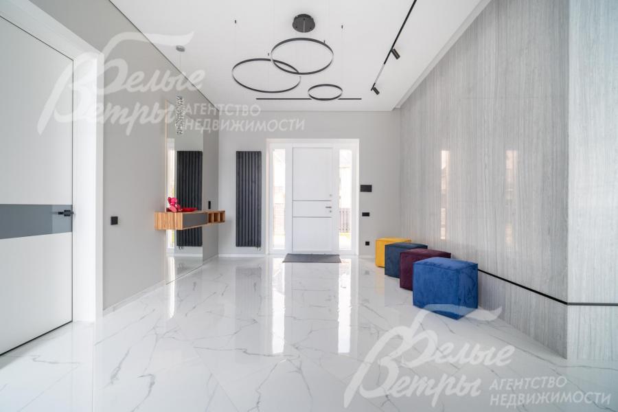 Просторный холл шириной 4 м, справа - стена из мраморного слэба (Monte Blanco, Италия)