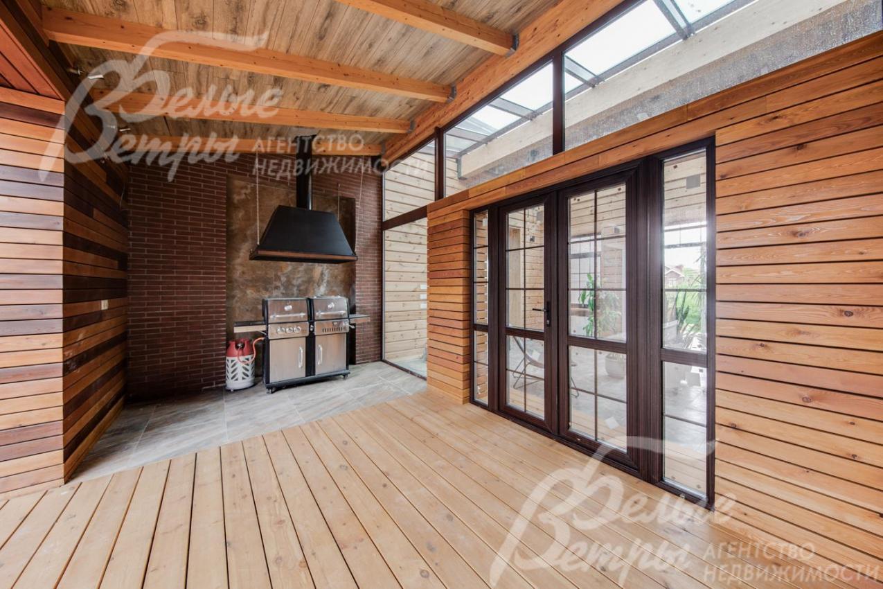 Крытая терраса с зоной барбекю