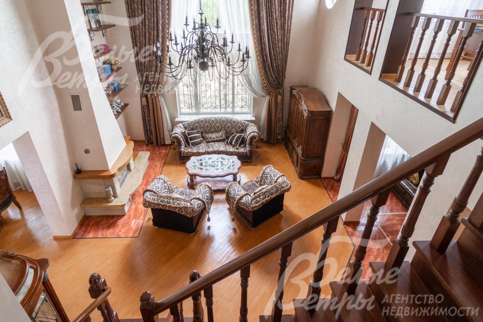 Двухсветная гостиная с потолками высотой 5,8 м