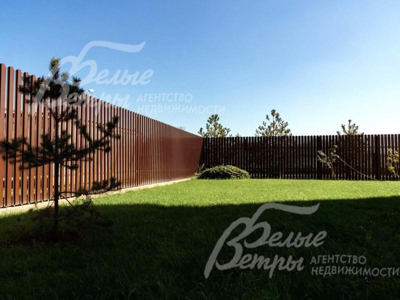 Ухоженный участок с газоном