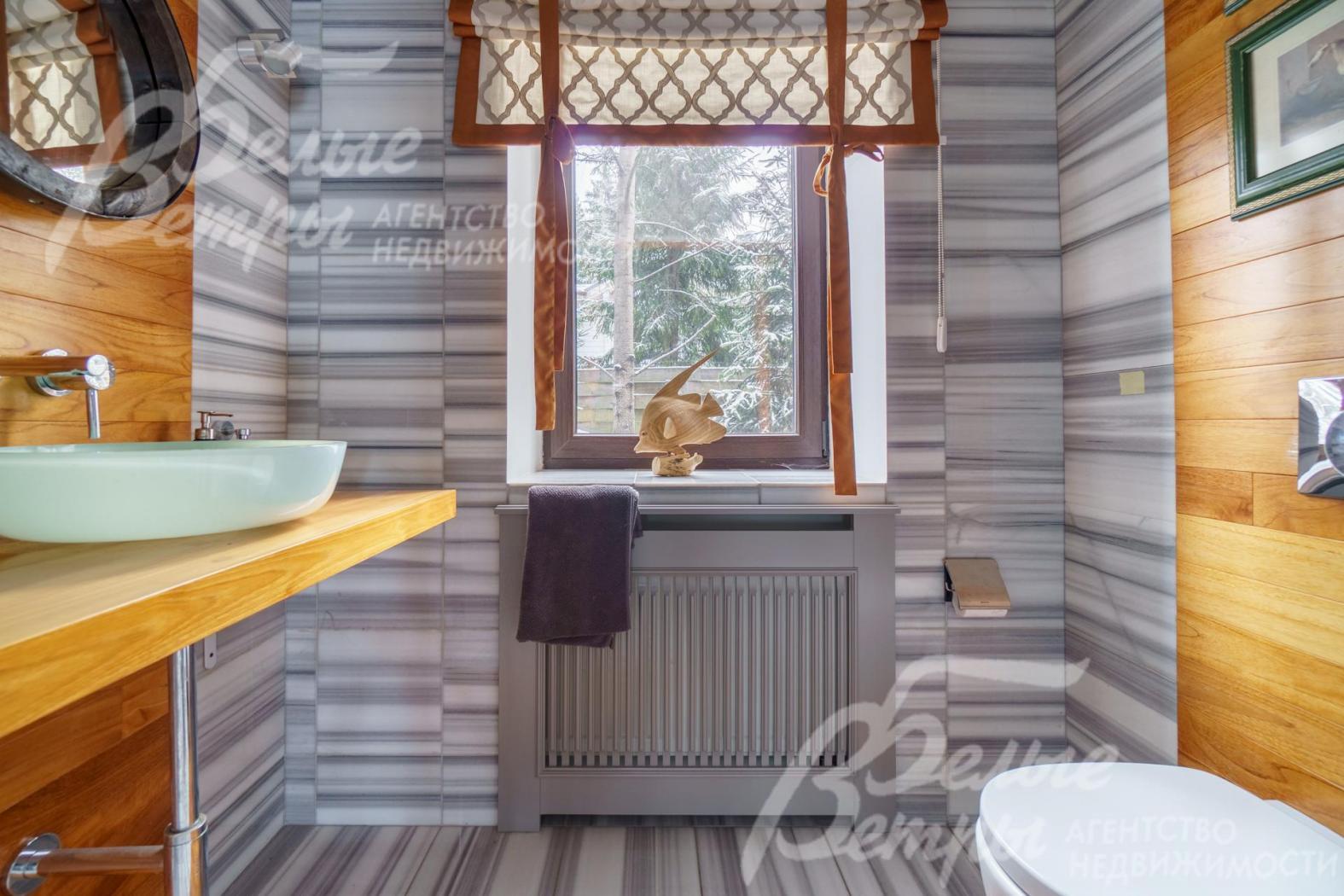 Стены, пол и подоконники в санузлах отделаны мрамором разных сортов