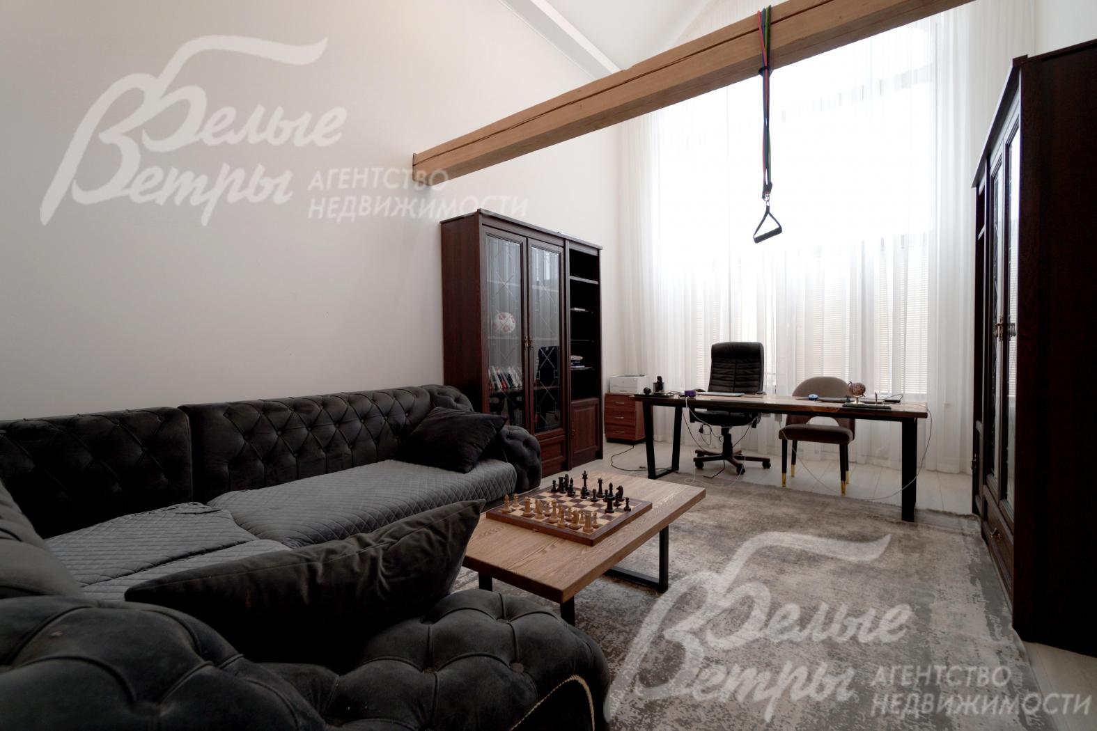 Кабинет на втором этаже, в нём также есть возможность обустройства антресольного этажа