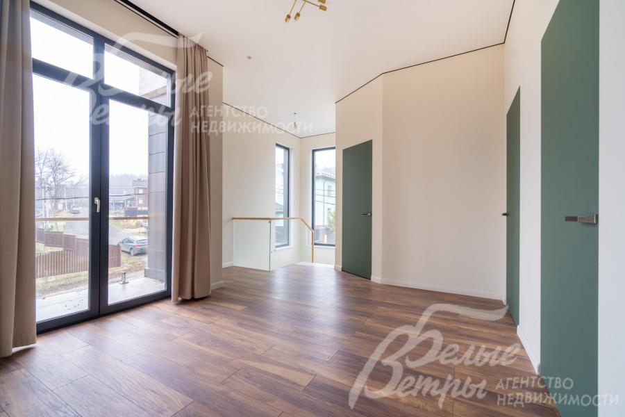 Просторный холл второго этажа с выходом на балкон