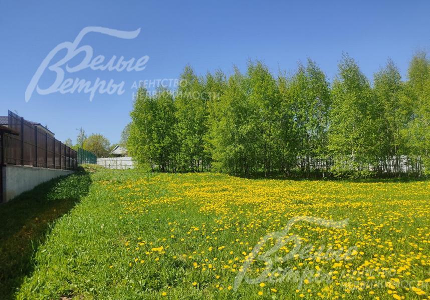 Участок с двух сторон огорожен забором