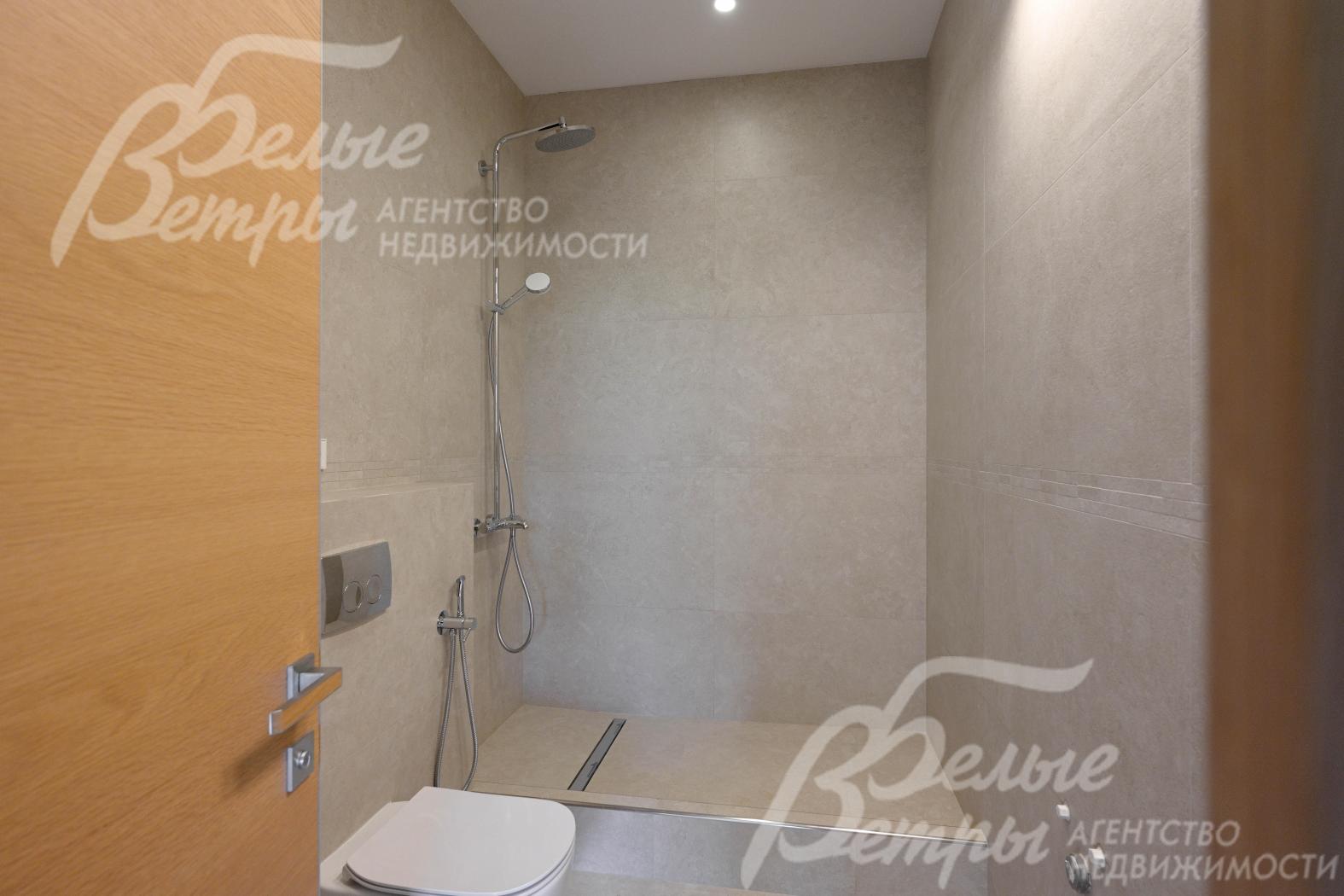 Санузел с душевой кабиной при мастер спальне