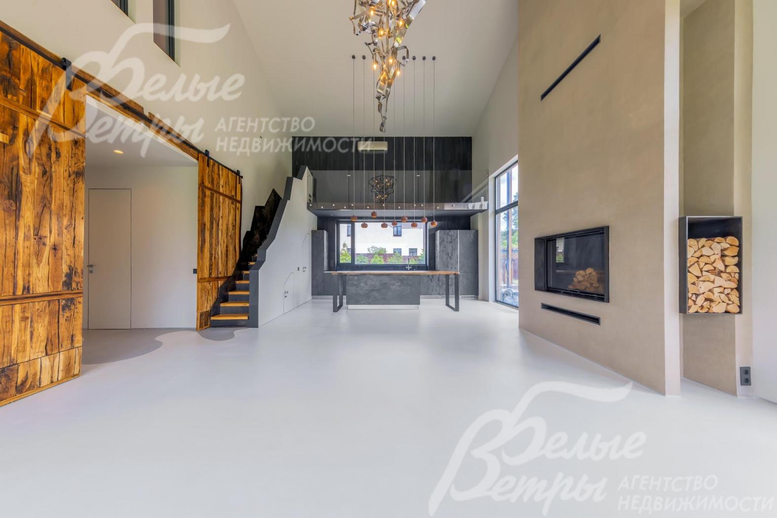 Двухсветная гостиная с камином и зоной кухни-столовой - 65 кв.м