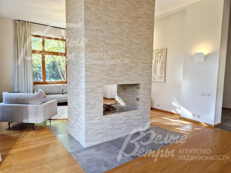 Стильный двухсторонний камин.