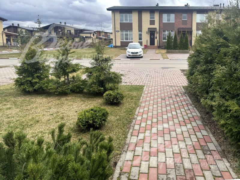 Таунхаус расположен на компактном облагороженном участке, не требующем дополнительных вложений