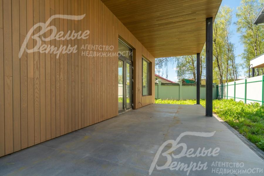 Большая крытая терраса для зоны отдыха.