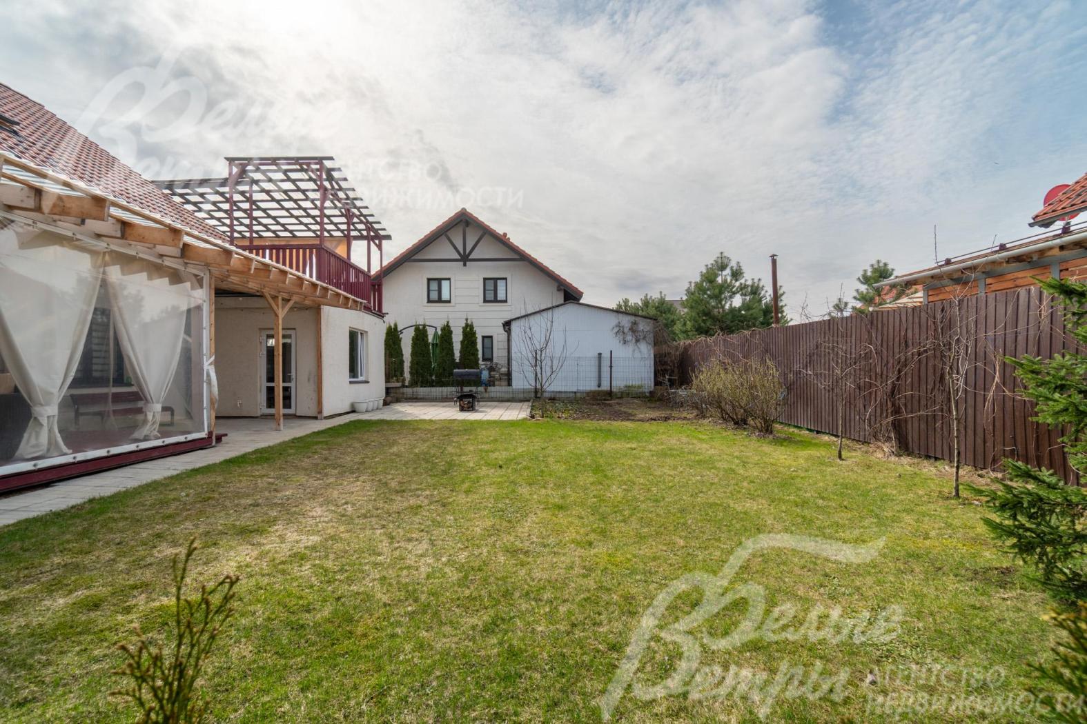 Дом стоит на благоустроенном ровном участке с газоном и дренажной системой