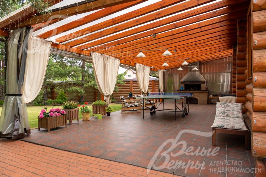 На террасе зона отдыха с настольным теннисом и мангальной зоной.