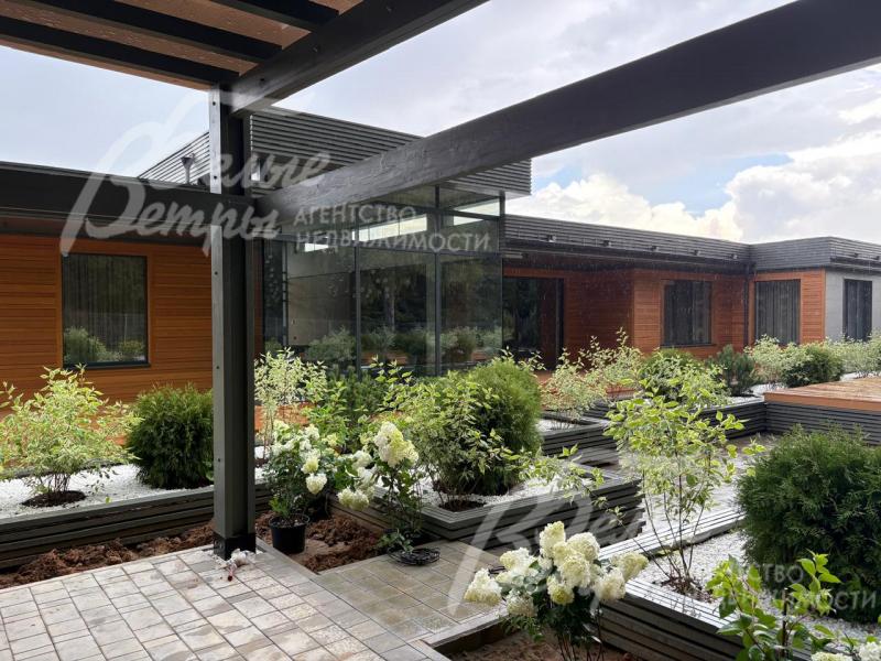 На участке высажены розы, декоративные кустарники, туи, кедры, можжевельники