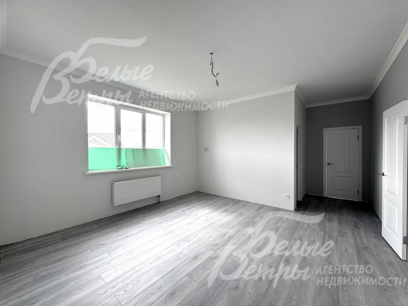 Установлены белые лаковые межкомнатные двери высотой 2 м, а также стеклопакеты ПВХ и радиаторы