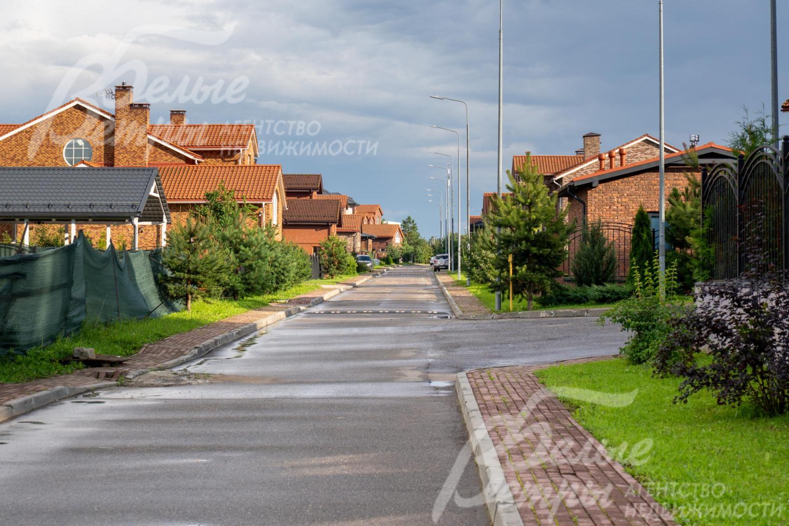 Участок расположен в престижной и удобной локации охраняемого коттеджного посёлка бизнес-класса